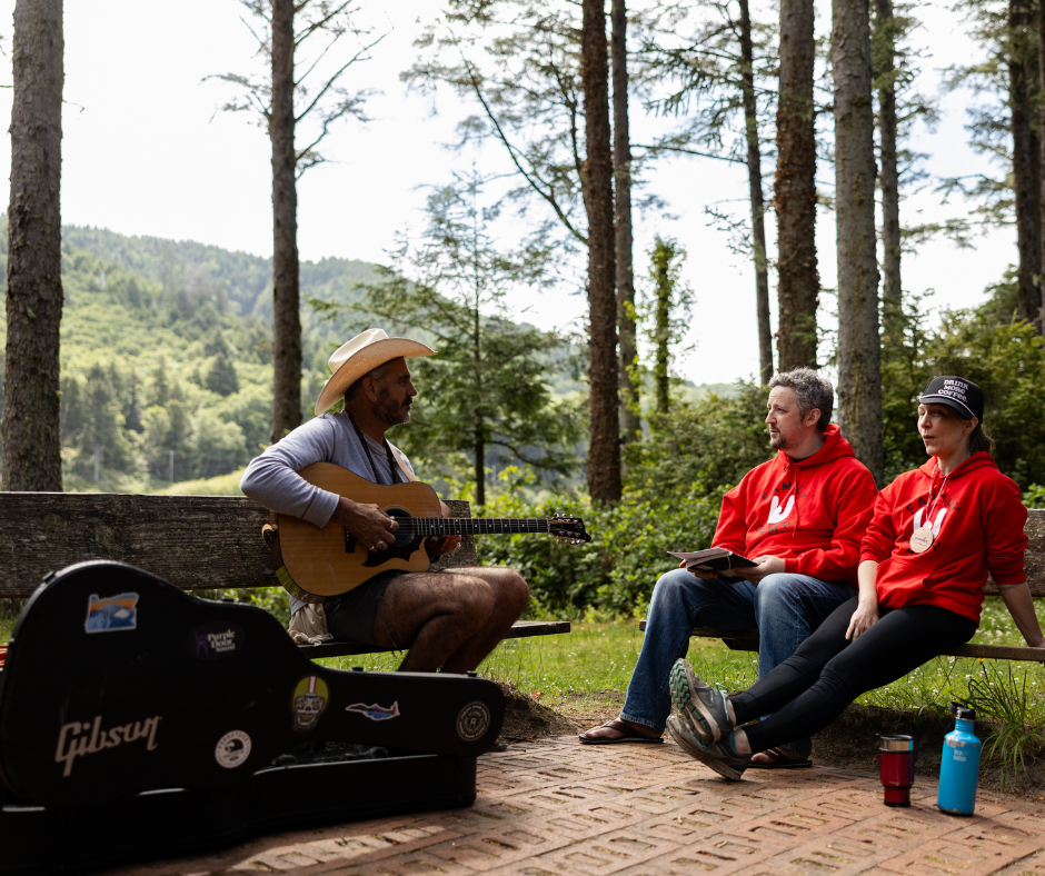 Bobo & Campers singing with guitar 